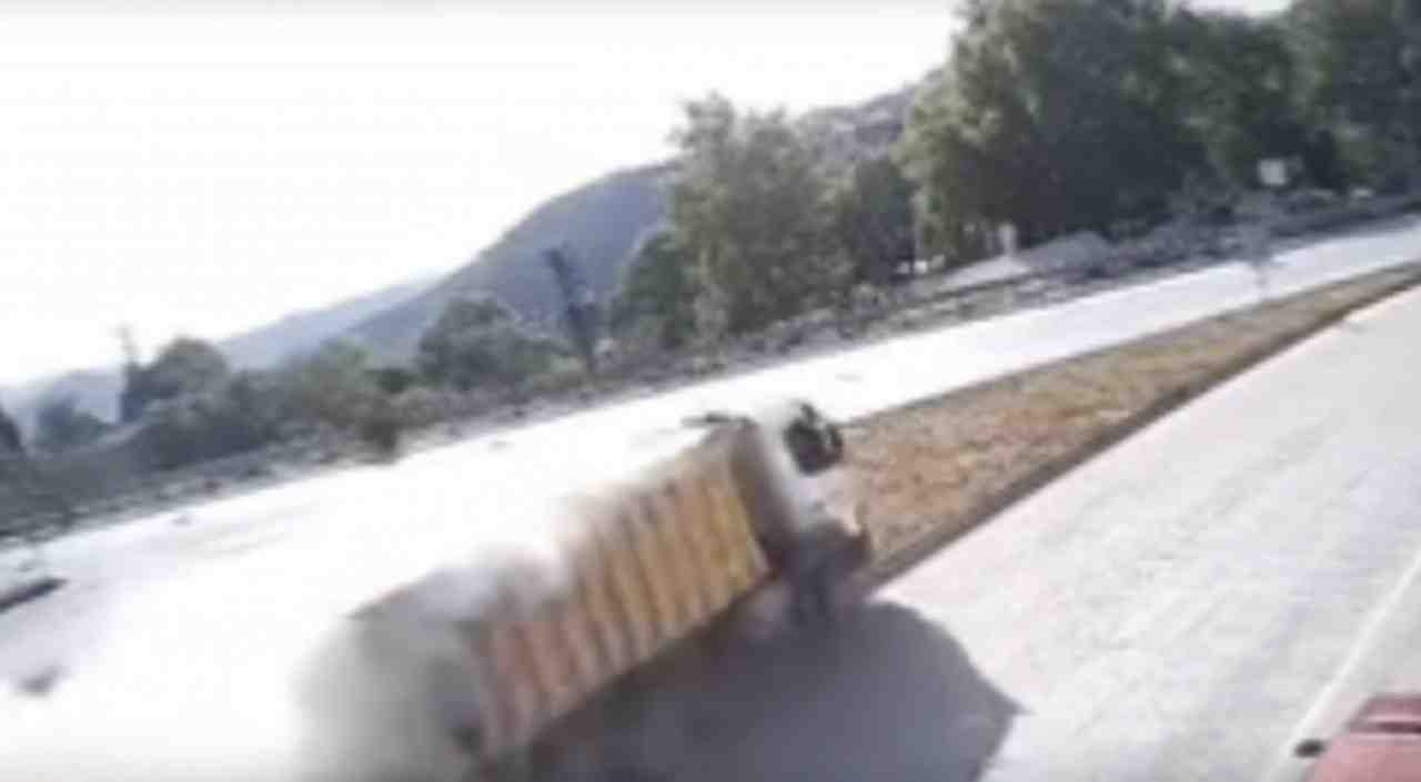 Hatay’da freni arızalanan bir kamyonun Harbiye Şelalesi’nin yer aldığı mesire