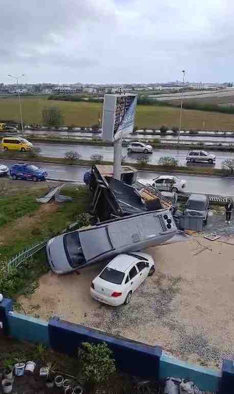 Şiddetli Sağanak ve Hortum Maddi Hasara Yol Açtı Antalya’nın Manavgat