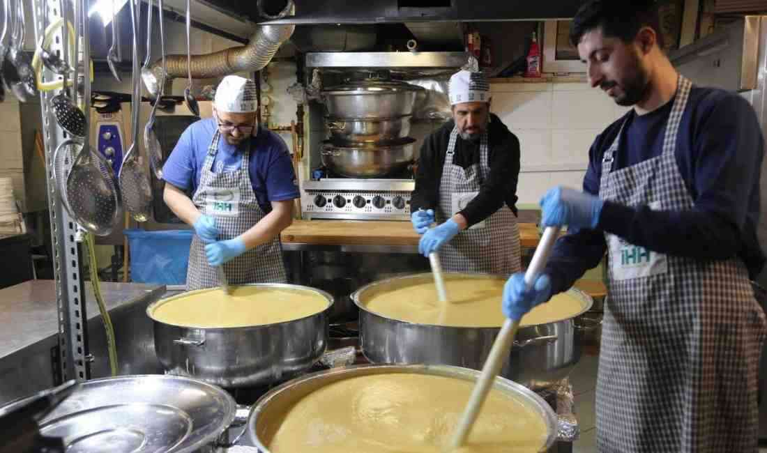 İstanbul’da meydana gelen 6.2 büyüklüğündeki depremin ardından evlerine gidemeyen binlerce