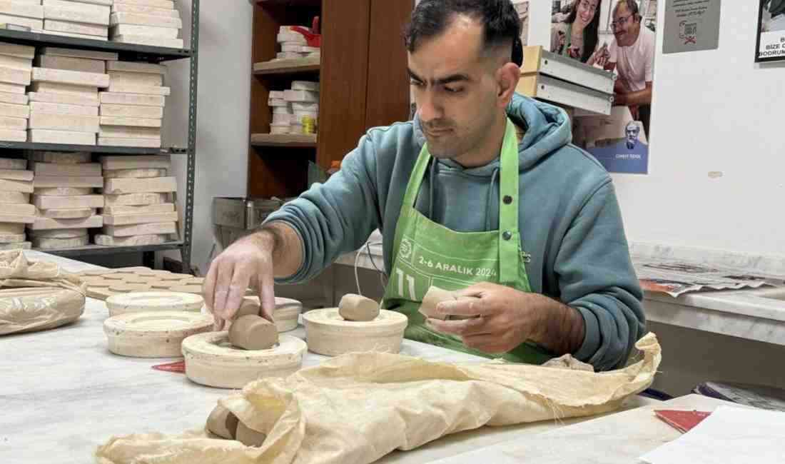 Muğla’nın Bodrum ilçesinde yaşayan doğuştan işitme engelli Rıfat Can Şişman