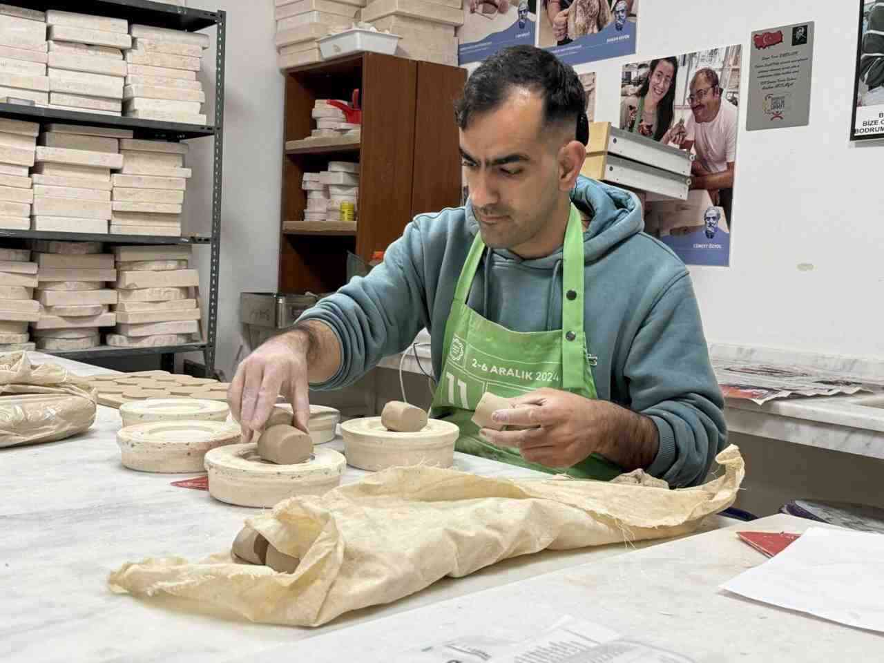 Muğla’nın Bodrum ilçesinde yaşayan doğuştan işitme engelli Rıfat Can Şişman