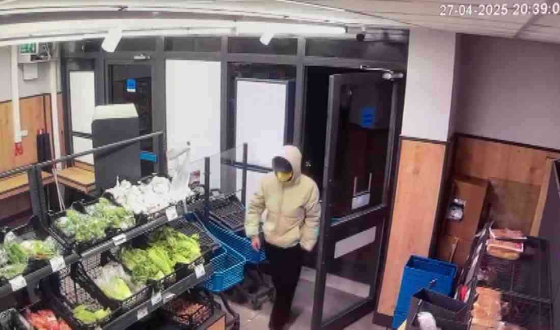 Maskeli Soyguncu Kasadaki 80 Bin Lirayı Alıp Kaçtıİstanbul Bağcılar’da yüzü