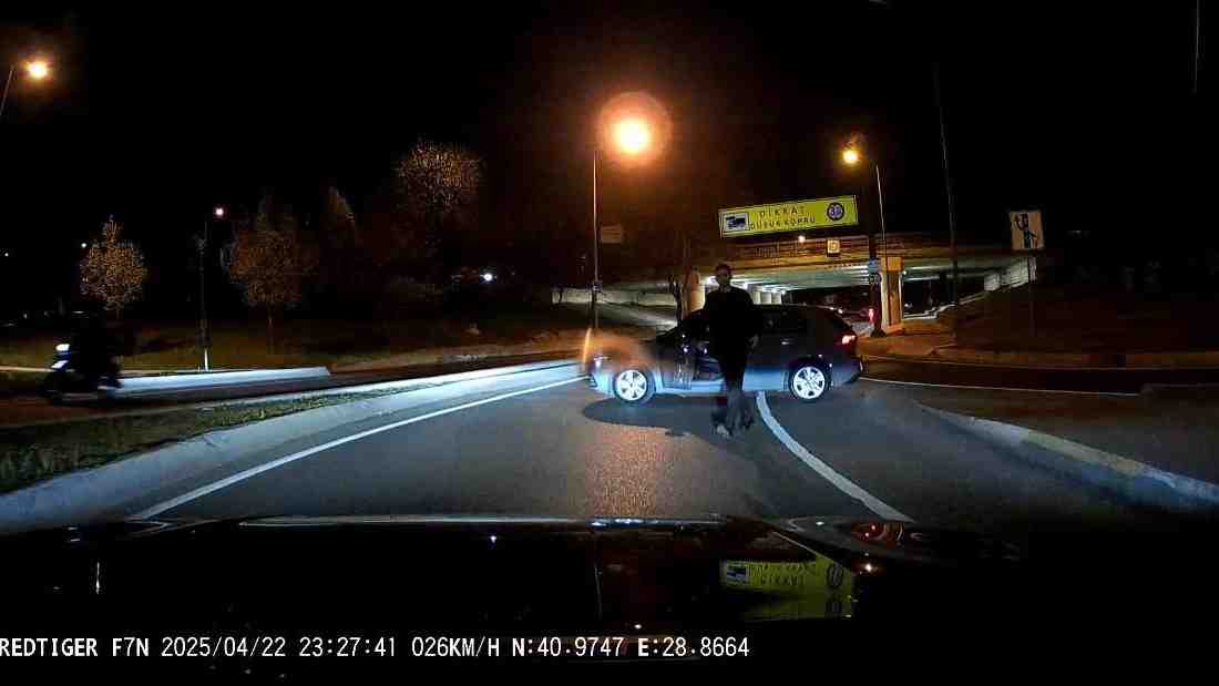 Bakırköy’de Trafikte Gergin Anlar: “Beni Taciz Ediyorsun” Tartışması Sinyal Vererek Yola Çıktı, Selektör ve Kornalar Gerilimi Tırmandırdı İstanbul