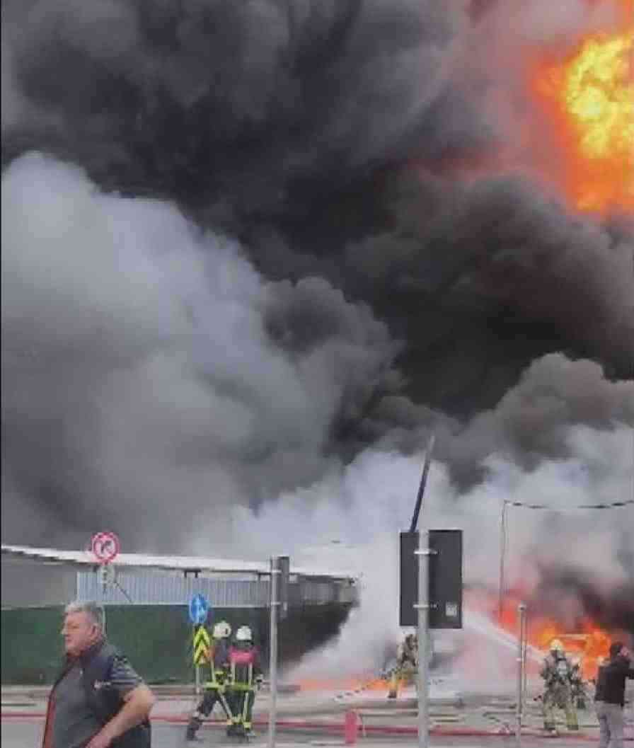 Ziya Gökalp Mahallesi’nde Alevler Yükseldi İstanbul’un Başakşehir ilçesi Ziya Gökalp