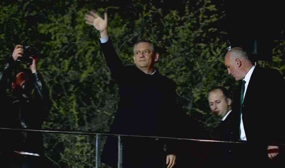 CHP Genel Başkanı Özgür Özel, Şişli Belediyesi önünde düzenlenen büyük