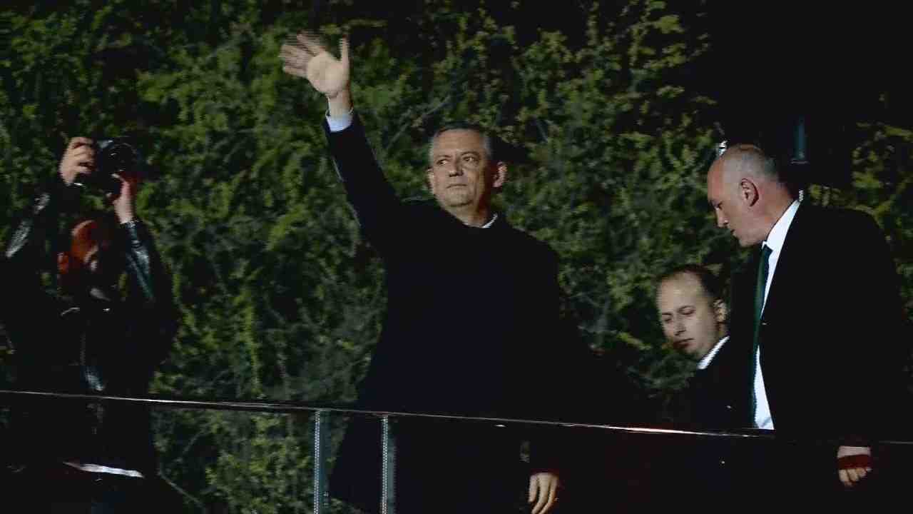 CHP Genel Başkanı Özgür Özel, Şişli Belediyesi önünde düzenlenen büyük