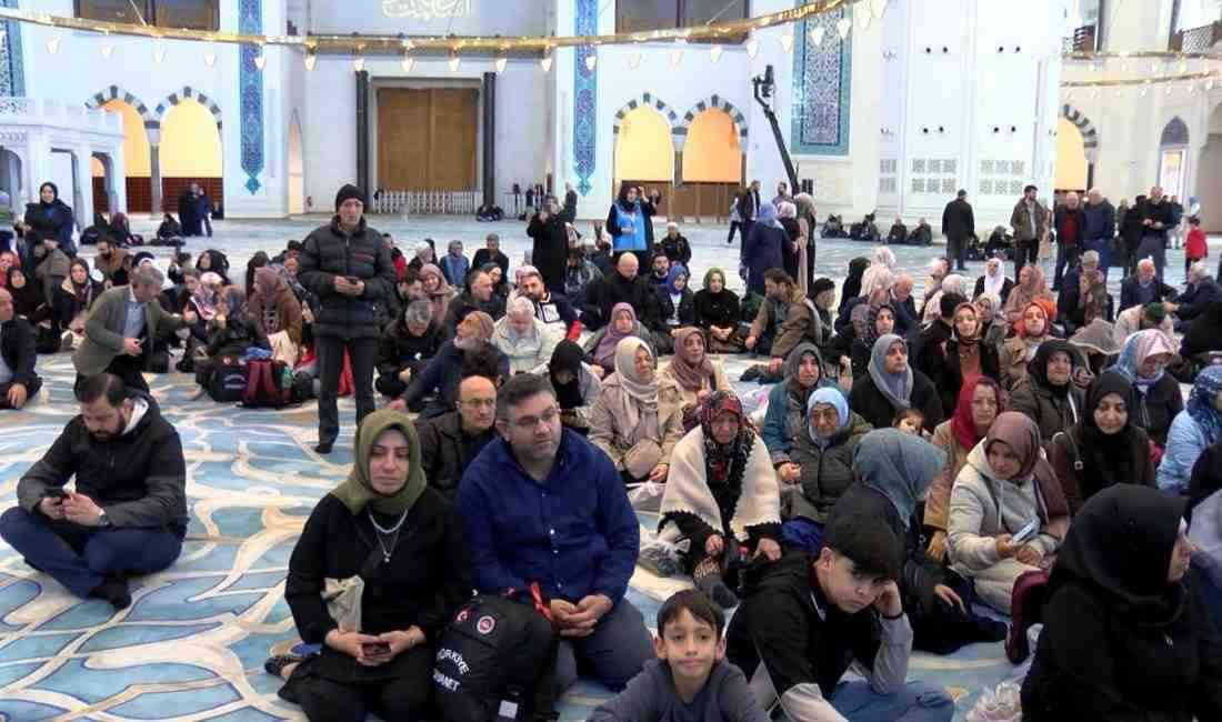 İstanbul’daki Büyük Çamlıca Camii’nde düzenlenen hacı uğurlama programında konuşan Diyanet