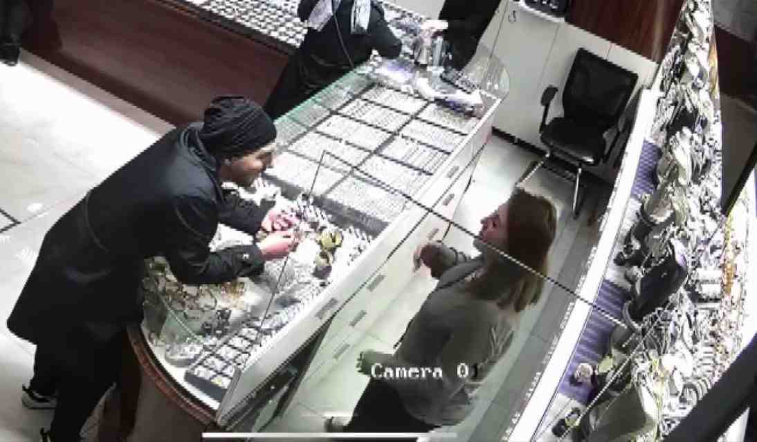 İstanbul Esenyurt’ta müşteri gibi girdiği kuyumcuda eline aldığı 535 bin