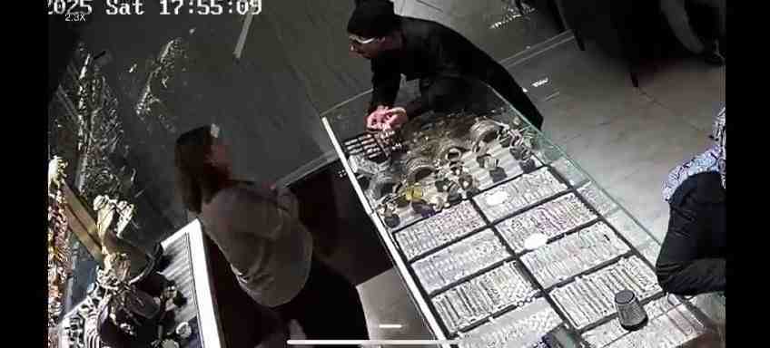 Müşteri Gibi Geldi, Kuyumcuyu Soyup Havaya Ateş Açarak Kaçtı İstanbul