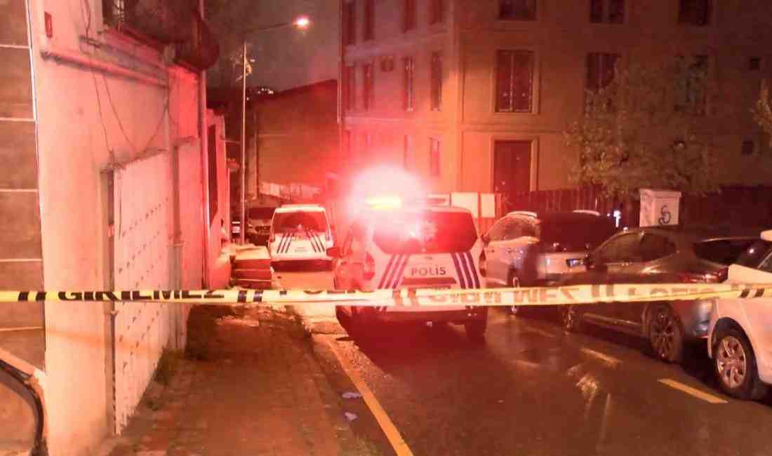 Fatih’te Bıçaklı Kavga: Polise Saldıran Şüpheli Vurularak Etkisiz Hale Getirildi İstanbul Fatih’te, yabancı uyruklu iki kişi arasında çıkan tartışma kısa