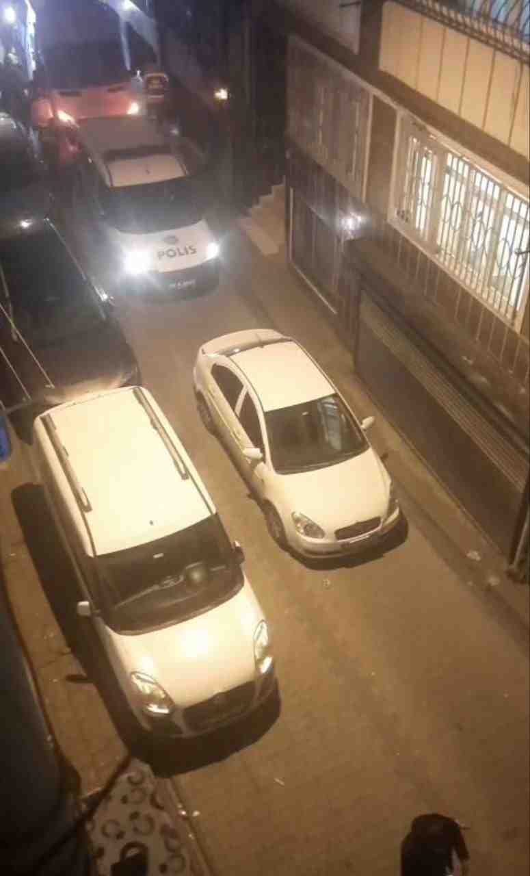 İstanbul’un Fatih ilçesinde yaşanan olayda, havaya ateş açan şüphelilerin silahından