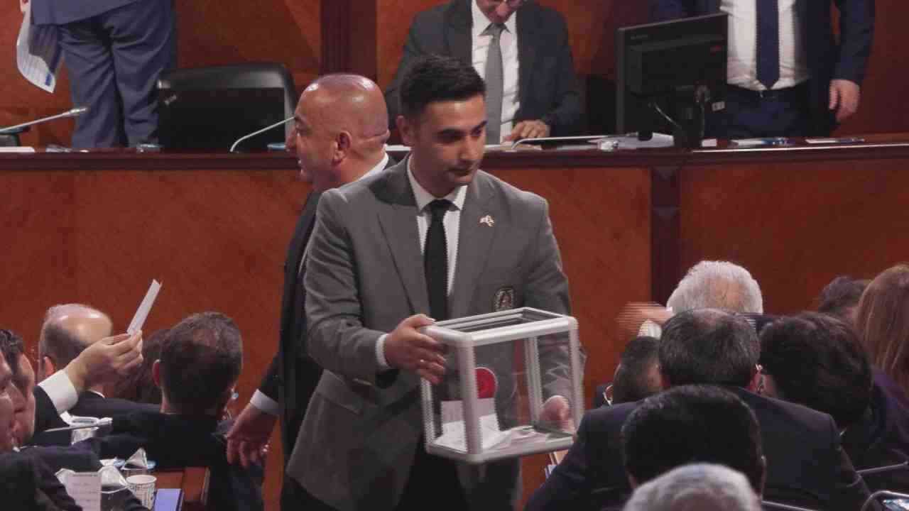 İBB Meclisi İlk Olağan Toplantısını Gerçekleştirdiİstanbul Büyükşehir Belediye (İBB) Meclisi,