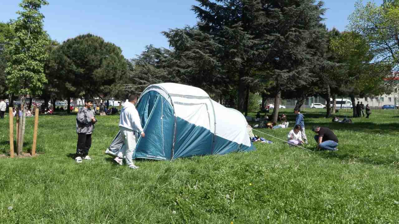 6,2 Büyüklüğündeki Depremin Ardından Yeşil Alanlara Akın İstanbul’da saat 12.49’da