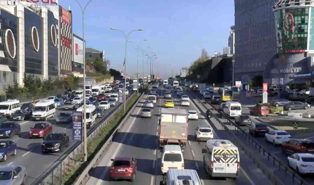 Trafik yoğunluğu yüzde 62 seviyelerine ulaştı İstanbul’da haftanın ilk iş