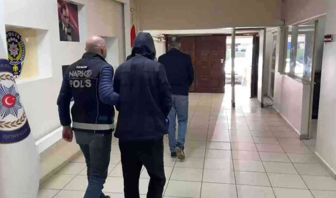 İzmir’in Konak ilçesinde uyuşturucu satıcılarına yönelik düzenlenen operasyonda 39 kilo