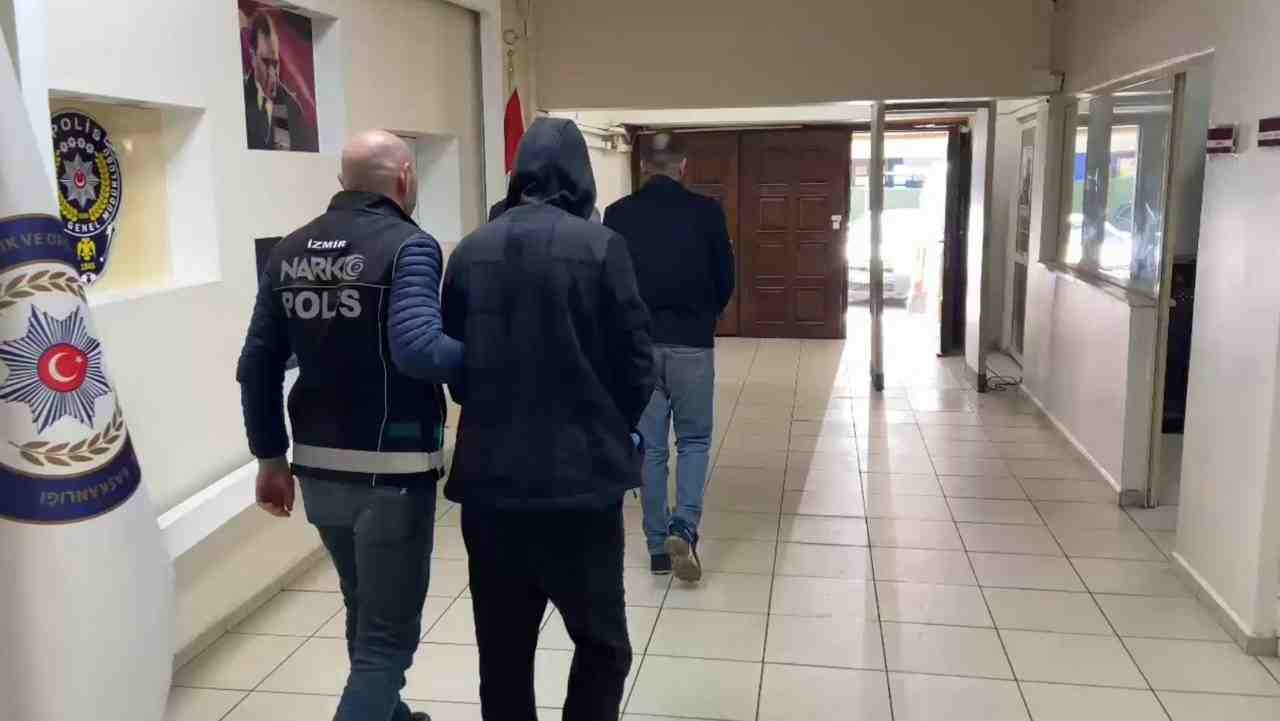 İzmir’in Konak ilçesinde uyuşturucu satıcılarına yönelik düzenlenen operasyonda 39 kilo