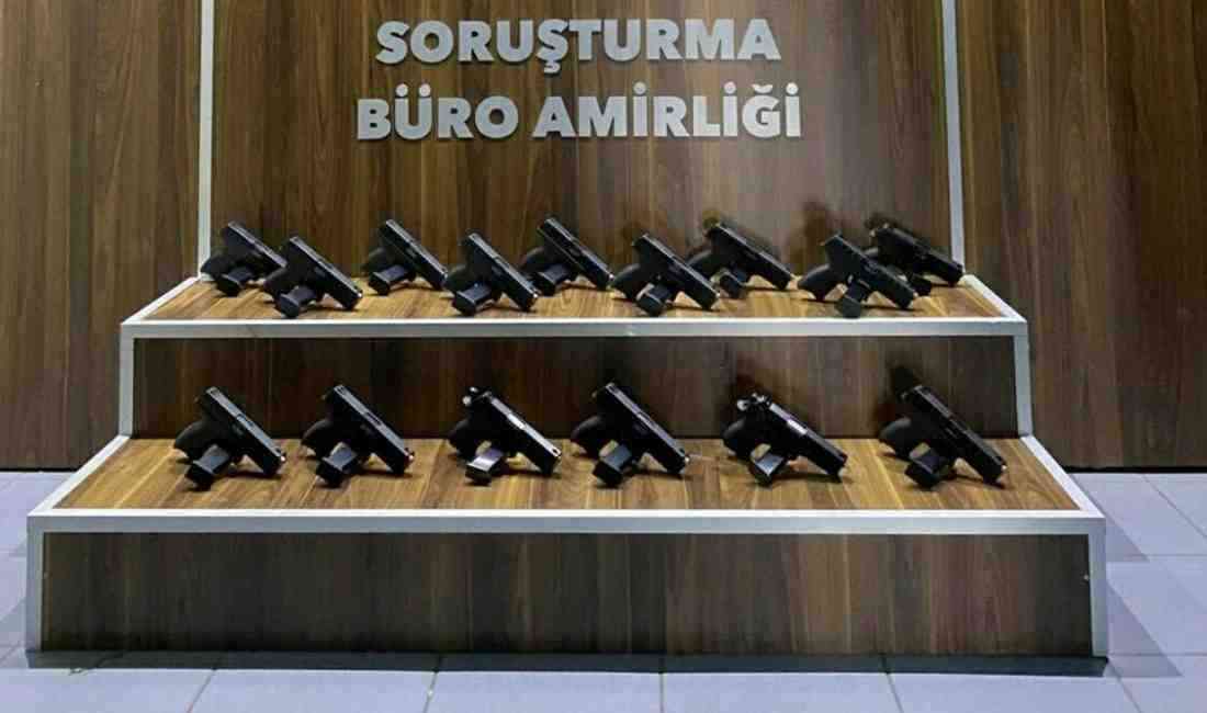 İzmir’in Gaziemir ilçesinde düzenlenen operasyonla ruhsatsız silah ticareti yaptığı belirlenen