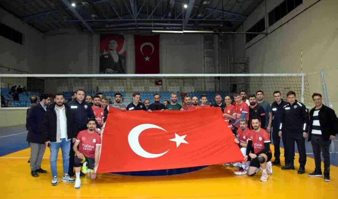 Polisler Müdahale İçin Geldi, Bayrak ve Çiçekle Karşılandı Van’ın Erciş