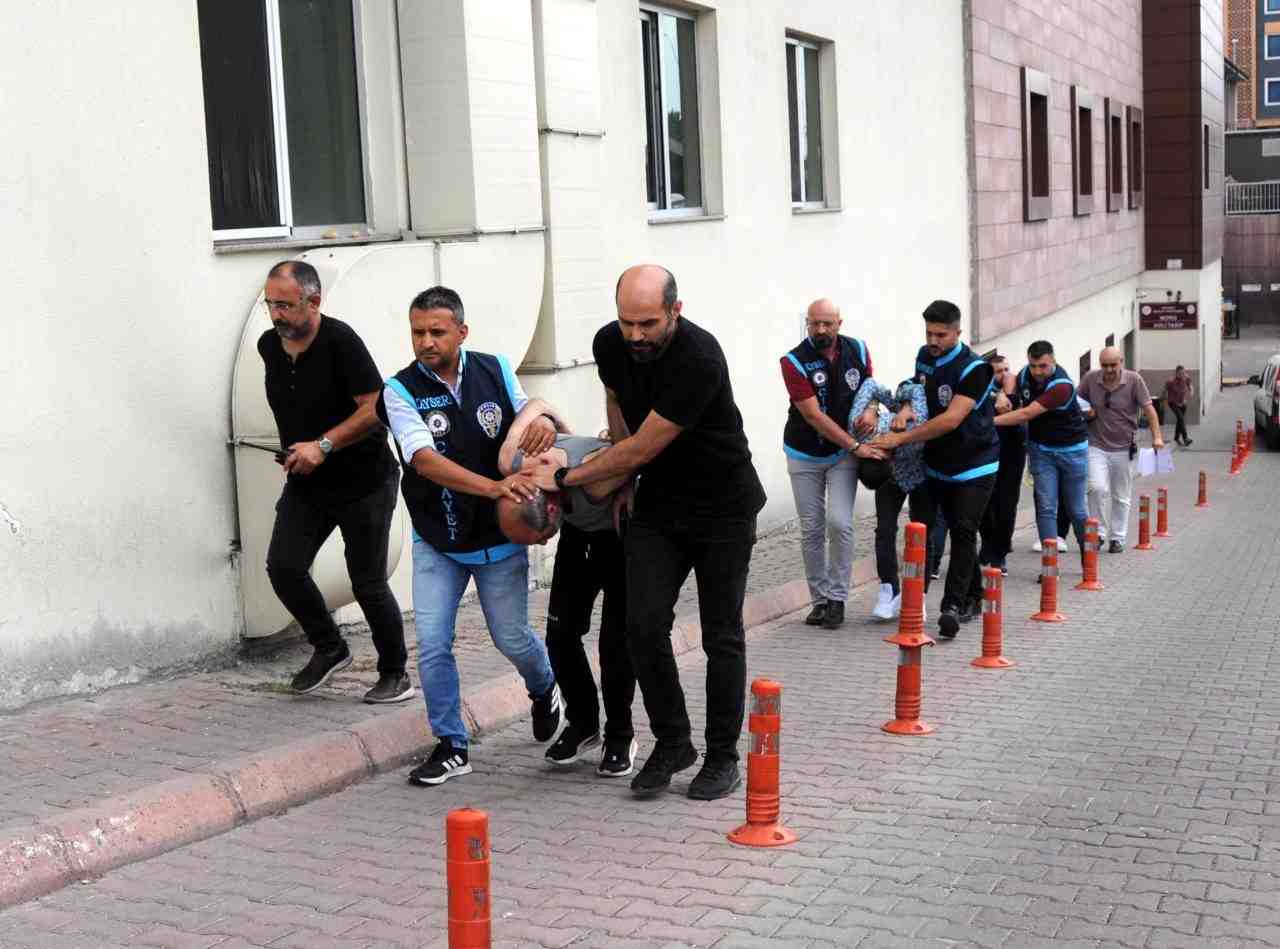 Kayseri’de geçen yıl bir kıraathanede çıkan silahlı kavgaya müdahale ederken