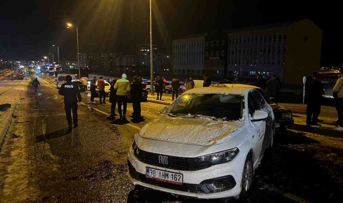 Kayseri’de Zincirleme Kaza: 11 Araç Çarpıştı, 2 Kişi Yaralandı Kayseri’nin Gesi Caddesi’nde kar yağışı sonrası buzlanan yolda 11 aracın