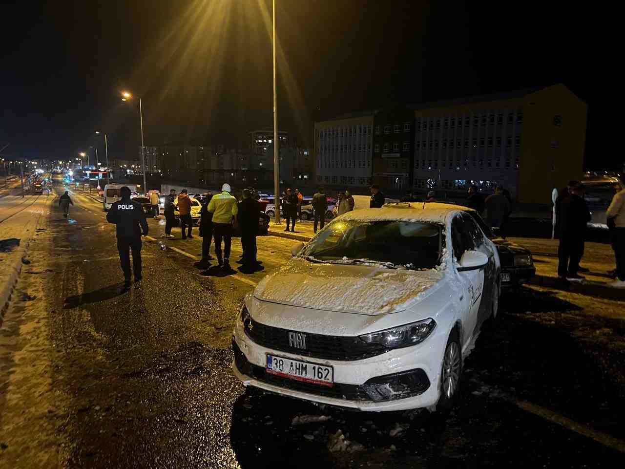 Kayseri’nin Gesi Caddesi’nde kar yağışı sonrası buzlanan yolda 11 aracın