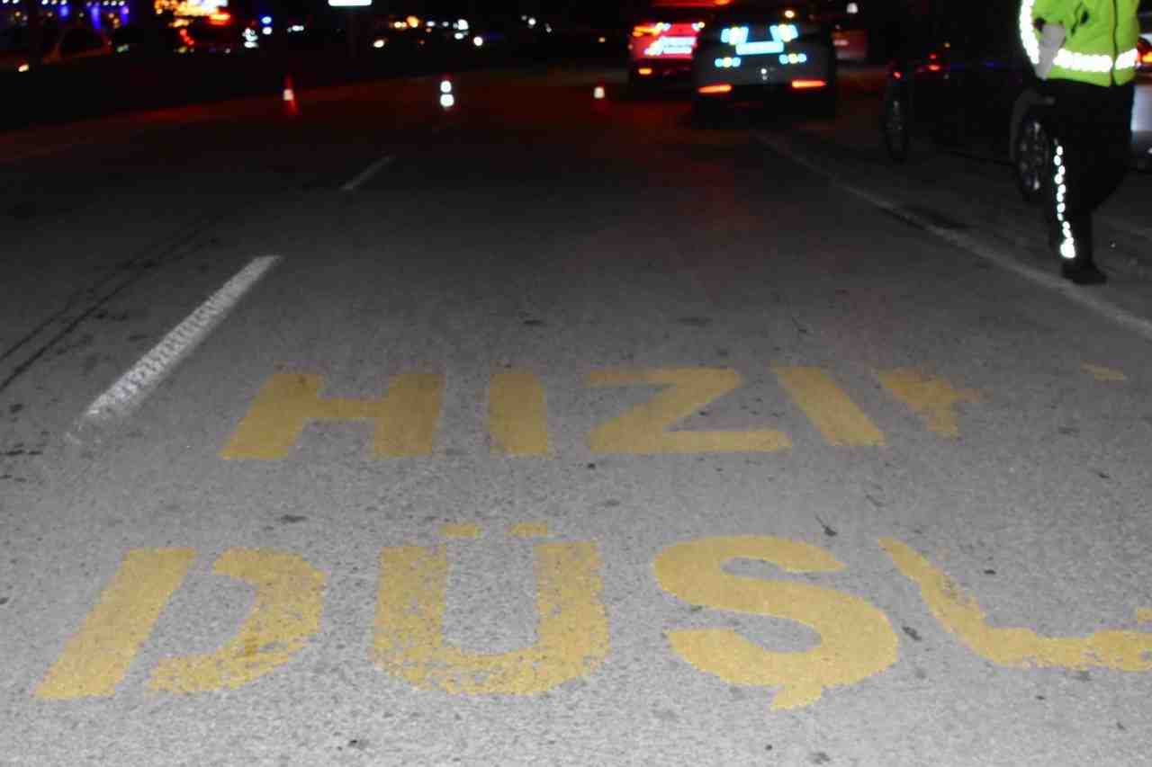 Meram ilçesinde yolun karşısına geçmek isteyen 53 yaşındaki Ayşe Şimşek,