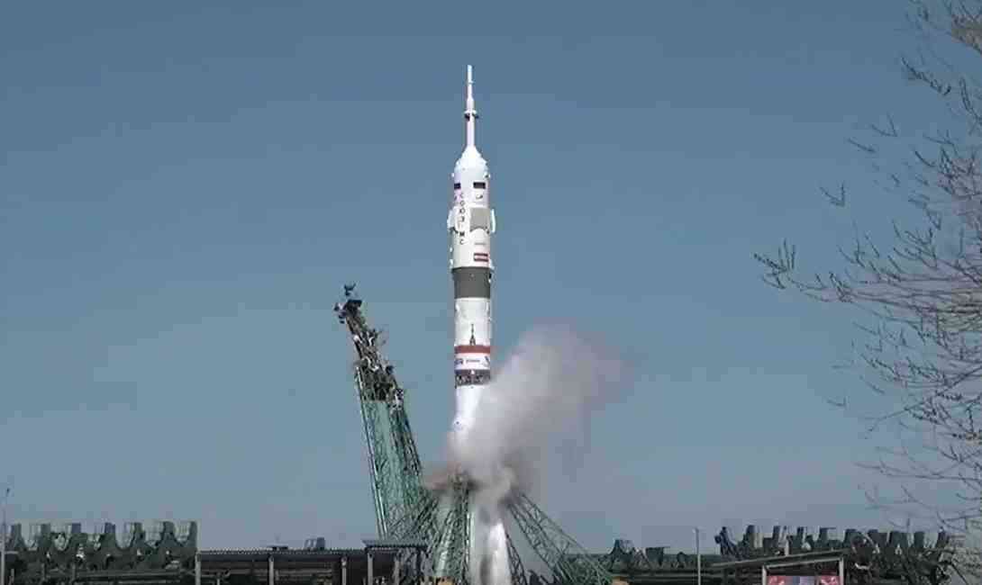 NASA astronotu Jonny Kim ile Rus kozmonotlar Sergey Ryzhikov ve