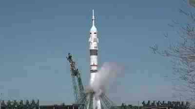 NASA astronotu Jonny Kim ile Rus kozmonotlar Sergey Ryzhikov ve