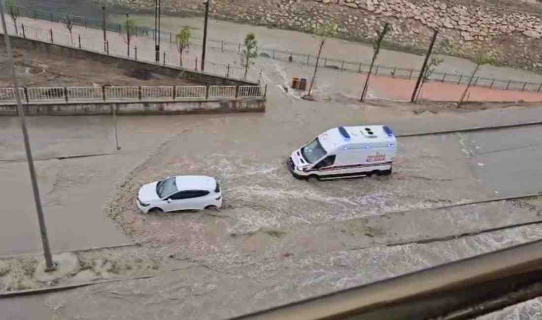 Meteoroloji Genel Müdürlüğü’nün uyarılarının ardından Sakarya’da sabah saatlerinde başlayan sağanak,