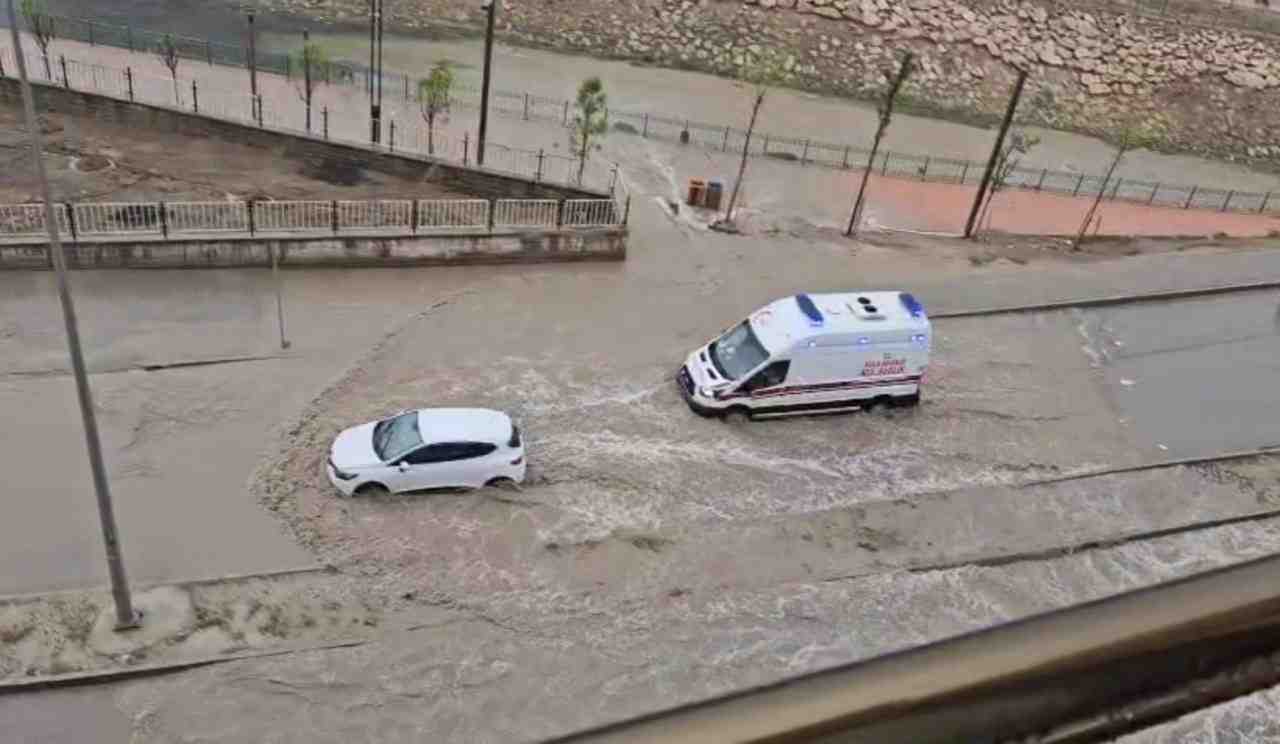 Meteoroloji Genel Müdürlüğü’nün uyarılarının ardından Sakarya’da sabah saatlerinde başlayan sağanak,