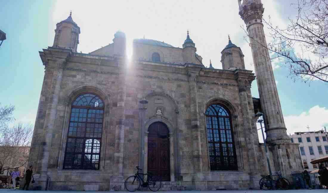 Aziziye Camii Turistlerin Gözdesi Oldu Konya’nın Karatay ilçesindeki Bedesten Çarşısı’nda