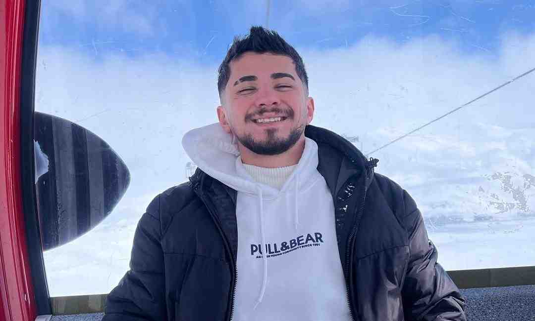 Adana’da Mezarlık Yakınında Dehşet! Adana’nın Çukurova ilçesinde gece saatlerinde meydana gelen bıçaklı saldırı, mahalle