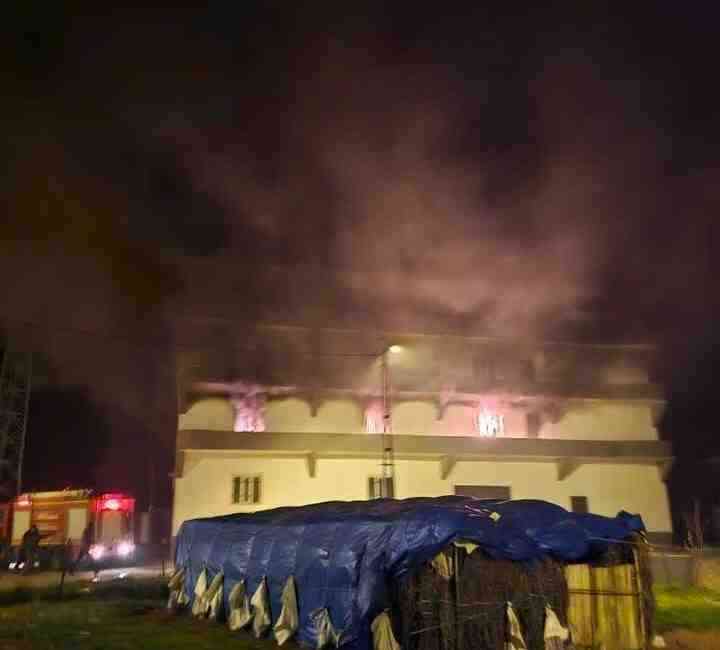 Siirt’in Gökçebağ beldesinde bir terlik fabrikasında çıkan yangın, itfaiye ekiplerinin