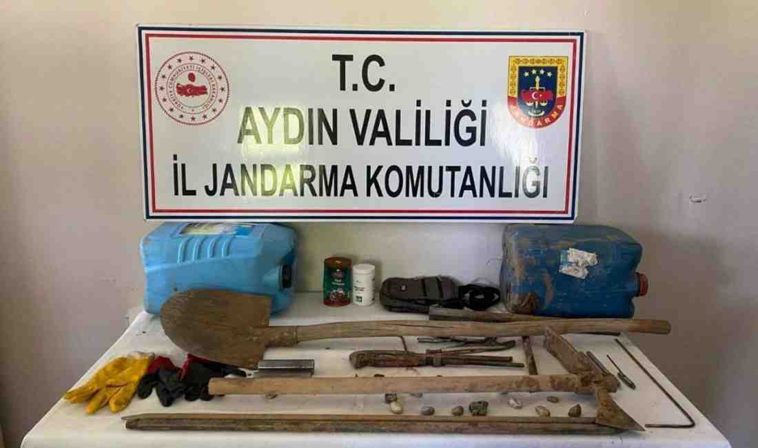 Aydın Karacasu’da SİT Alanında Kaçak Kazı: 5 Şüpheli Gözaltında Aydın’ın Karacasu ilçesinde, 1’inci derece SİT alanında kaçak kazı yaptığı