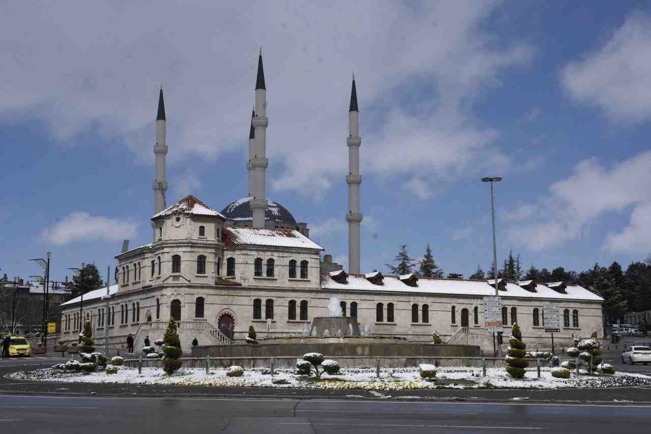 Kar Yağışı Yerini Sert Soğuğa Bıraktı Sivas’ta dün akşam saatlerinde