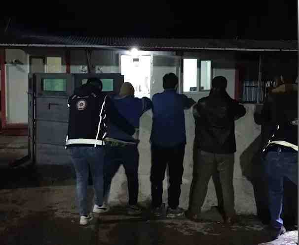 Sivas‘ta 5 Düzensiz Göçmen Yakalandı: Bir Kişi Tutuklandı Sivas’ta polis