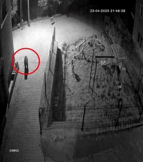 Bolu’nun Mudurnu ilçesinde gece saatlerinde yaşanan ilginç olay, güvenlik kamerasına