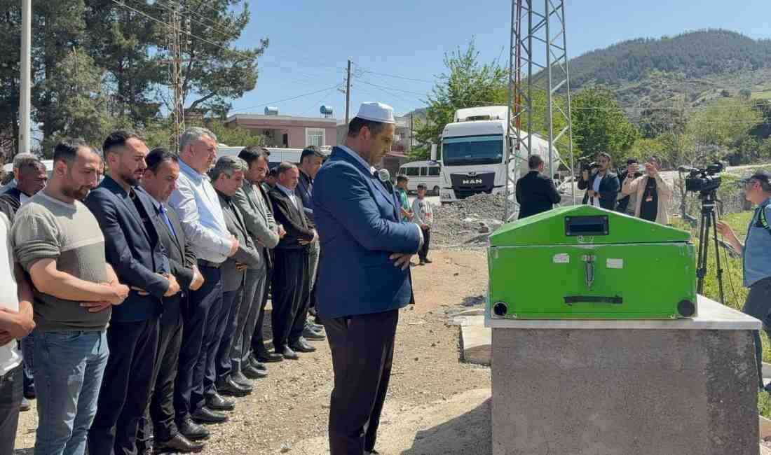 Adana’nın Karataş ilçesinde, arkadaşlarıyla oyun oynamak amacıyla kaldığı çadırdan çıktıktan