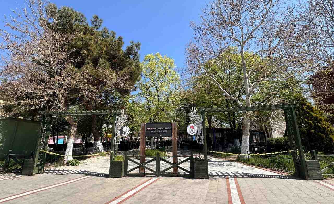 Kırklareli’nin Yayla Mahallesi’nde bulunan Mehmet Akyürek Yayla Parkı’ndaki süs havuzunda