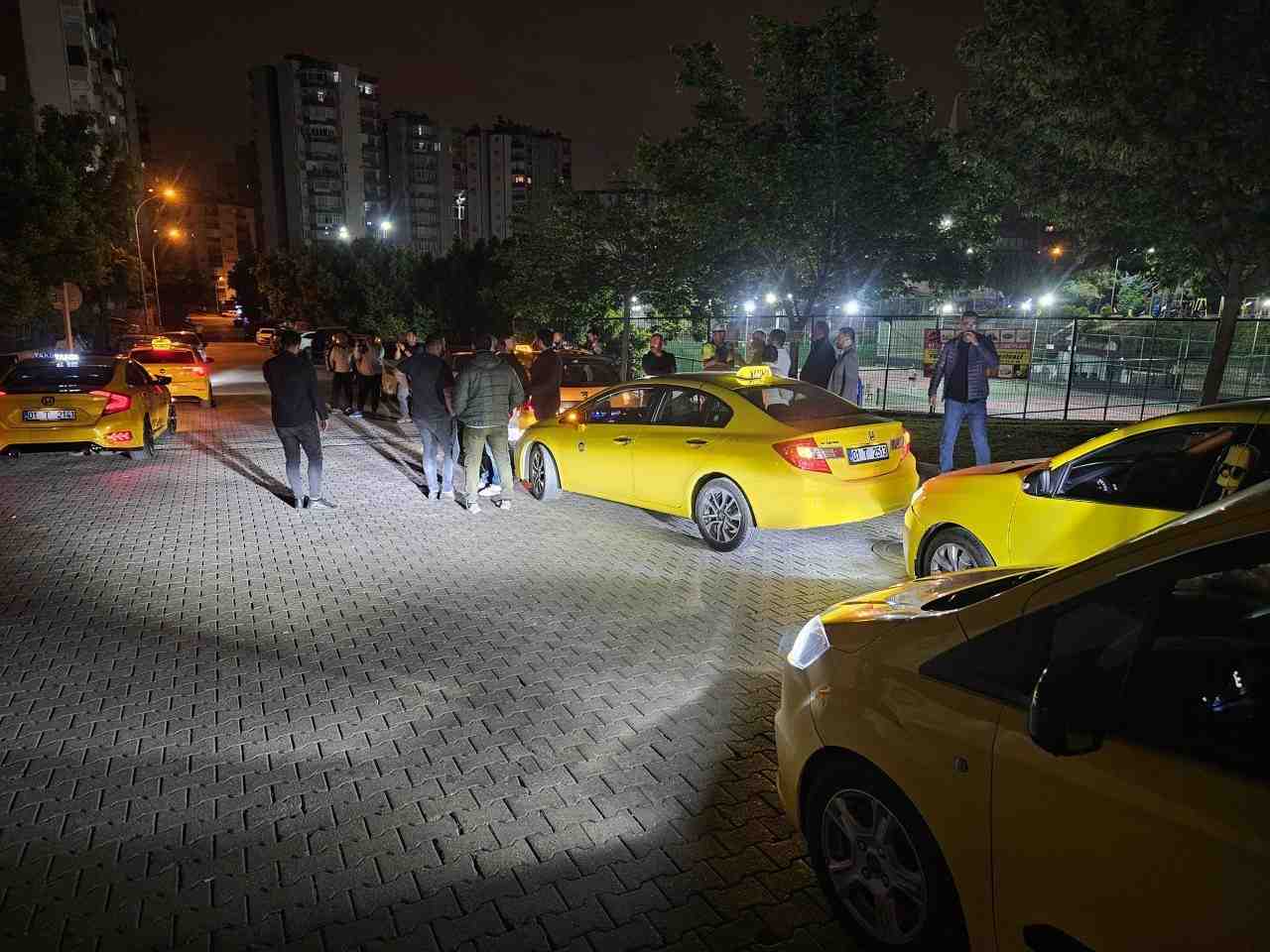 Taksici, Korsan Taksiye Müdahale Etti, Saldırıya Uğradı Adana’nın Çukurova ilçesinde