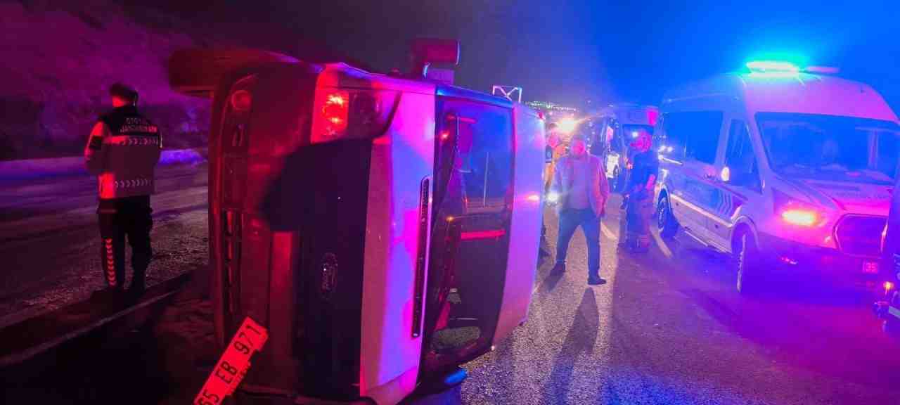 İzmir’in Aliağa ilçesinde taziye ziyaretinden dönen vatandaşların bulunduğu bir minibüs,