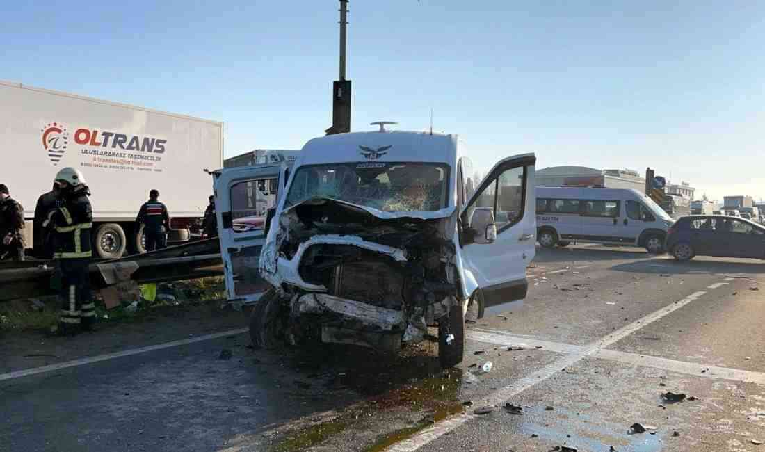 Çerkezköy-Çorlu Yolunda Sabah Kazası Tekirdağ’ın Çerkezköy ilçesinde, fabrika işçilerini taşıyan