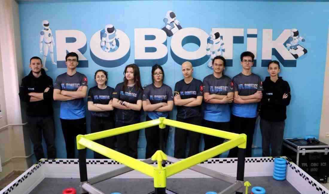 Tekirdağ Ebru Nayim Fen Lisesi öğrencilerinden oluşan TFL Robotik Takımı,