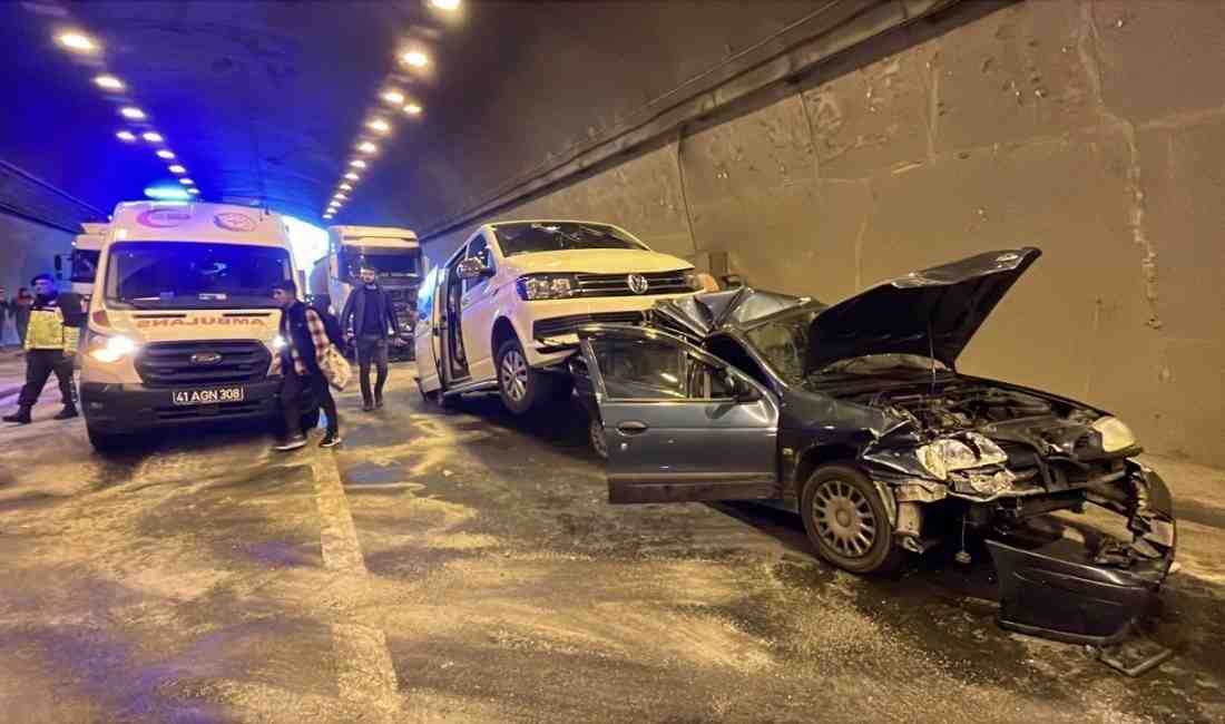 Kocaeli’nin İzmit ilçesi TEM Otoyolu Korutepe Tüneli geçişinde meydana gelen