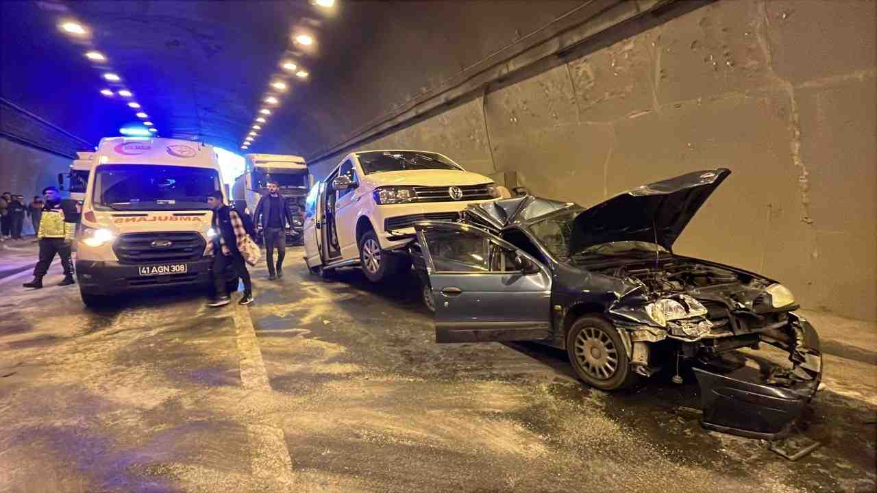 Kocaeli’nin İzmit ilçesi TEM Otoyolu Korutepe Tüneli geçişinde meydana gelen