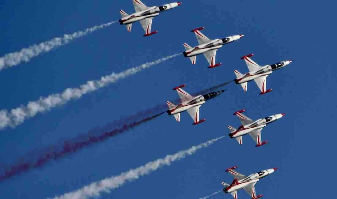 Antalya’da 23 Nisan Coşkusu: Türk Yıldızları Gökyüzünü Renklendirdi 23 Nisan