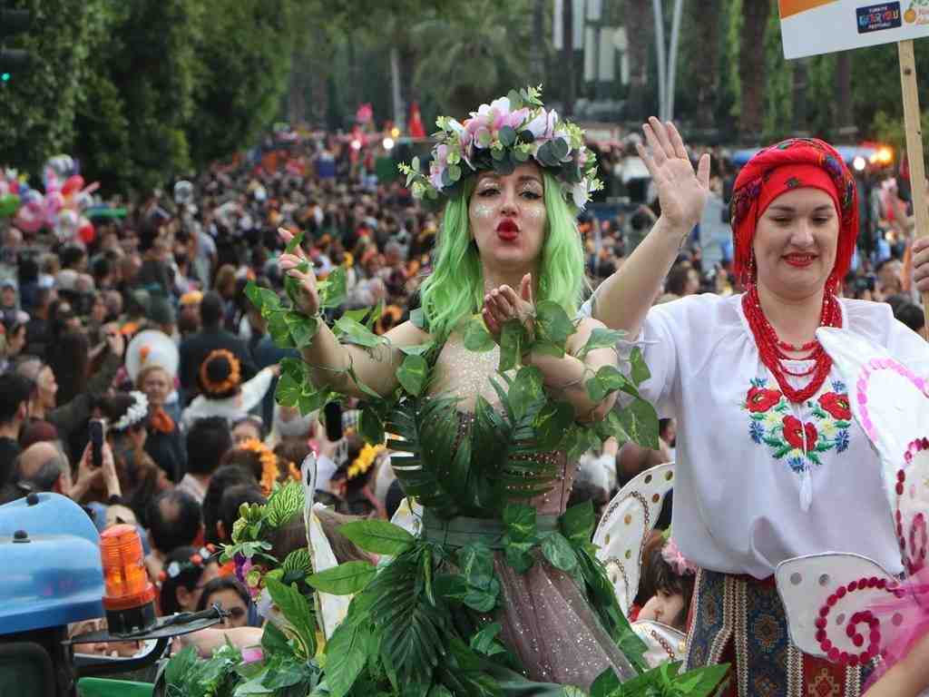 13. Portakal Çiçeği Karnavalı’nda Renkli Görüntüler ve Büyük Katılım Adana’da