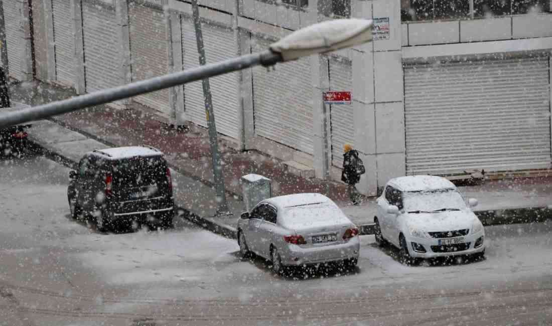 Gece Yağmur, Sabah Kar: Van Beyaza BüründüVan’da gece saatlerinde etkili
