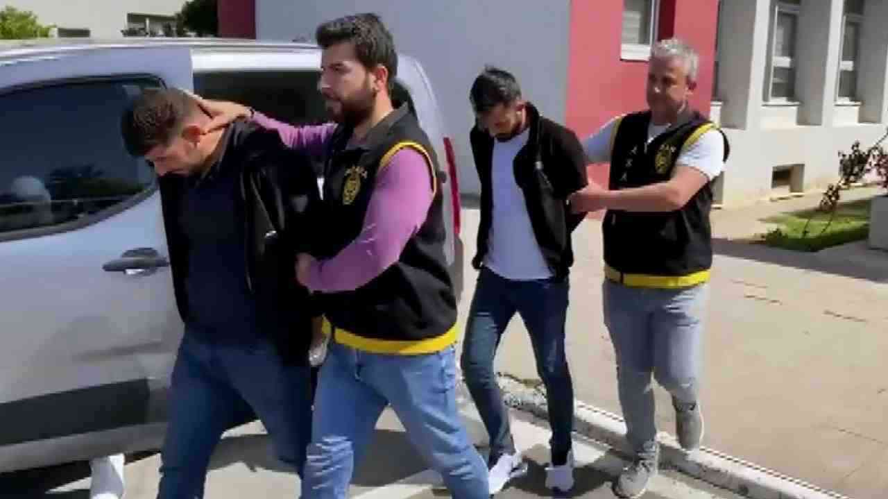 Adana’da kendilerini polis ve göç idaresi personeli olarak tanıtarak Suriye