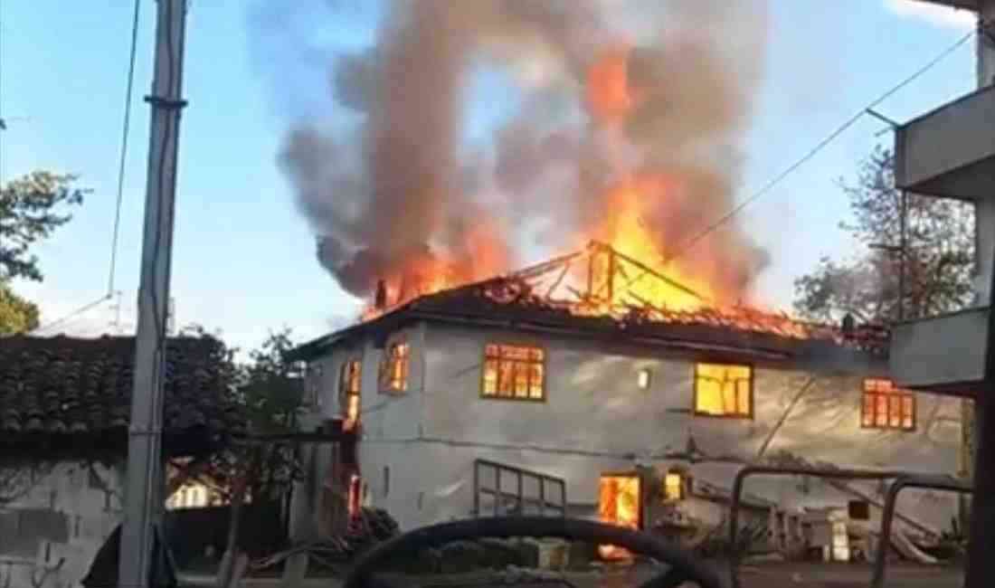 Zonguldak’ın Alaplı ilçesine bağlı Alioğlu köyünde çıkan yangın, iki katlı